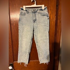 Straight Ankle / Cropped Raw Hem Jeans with High Rise and Acid Wash Type Finish